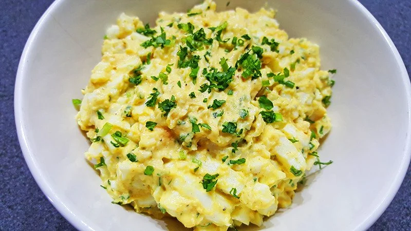 Heerlijke eiersalade met brood en groenten