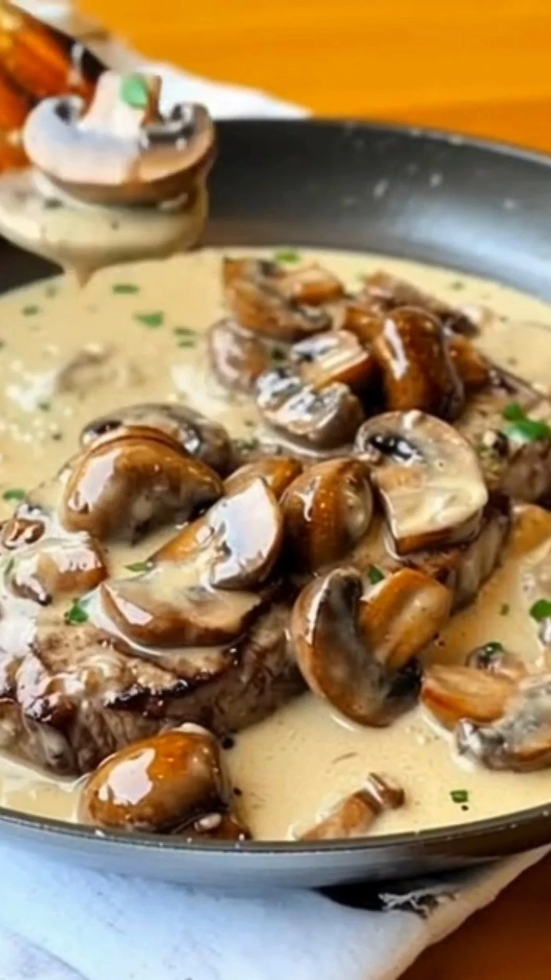 Heerlijke filet mignon met Boursin en champignons op een bord