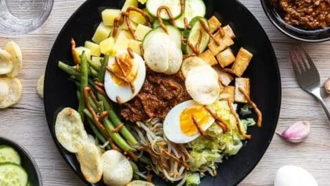 Gado Gado - traditionele Indonesische salade met groenten en pindasaus