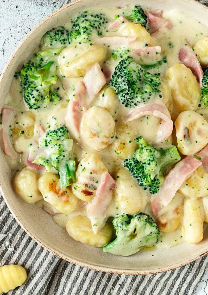 Gnocchi met broccoli en ham in romige kaassaus