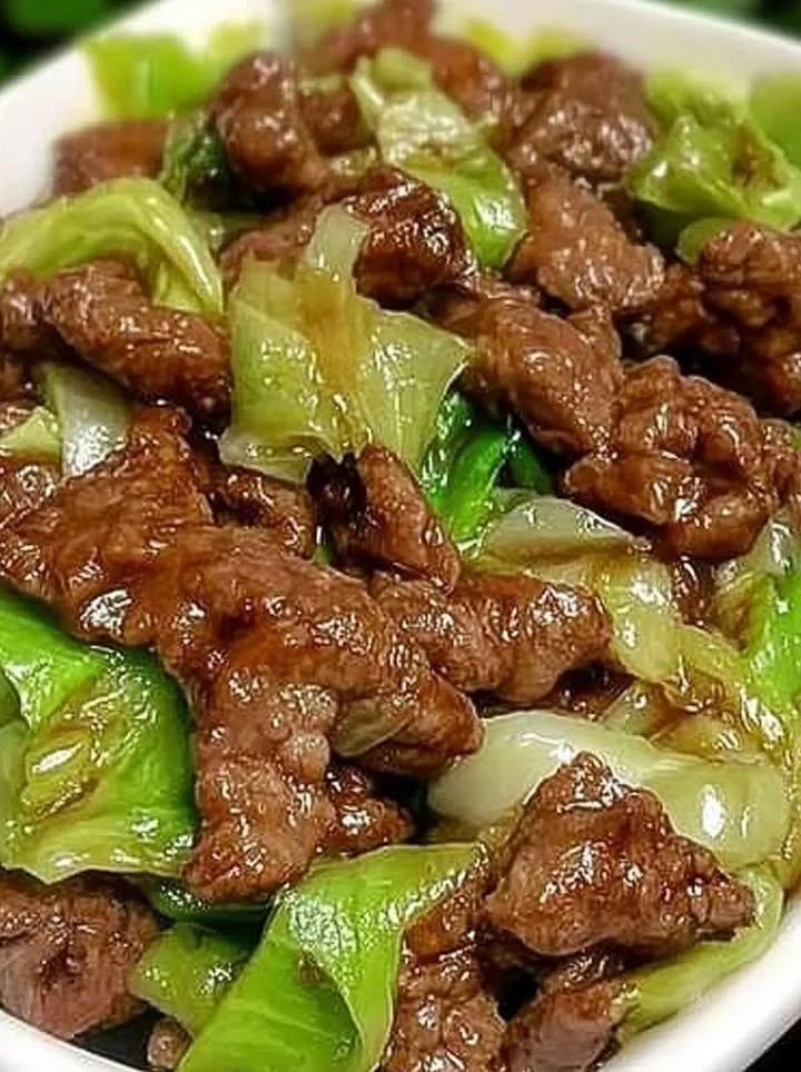 Hartige knoflook rundvlees met zachte kool in een pan voor roerbakgerechten