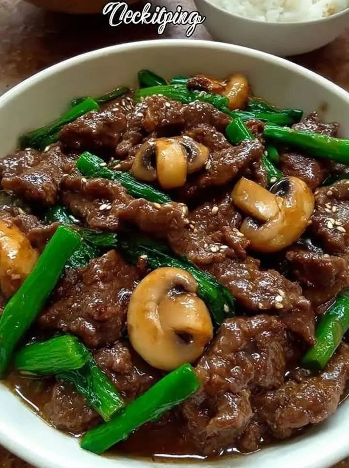 Hartige knoflook-soja rundvlees en champignon wokschotel met groenten