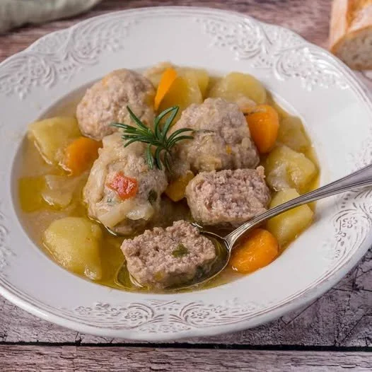 Hartverwarmende gehaktballetjes in bouillon voor een heerlijke maaltijd