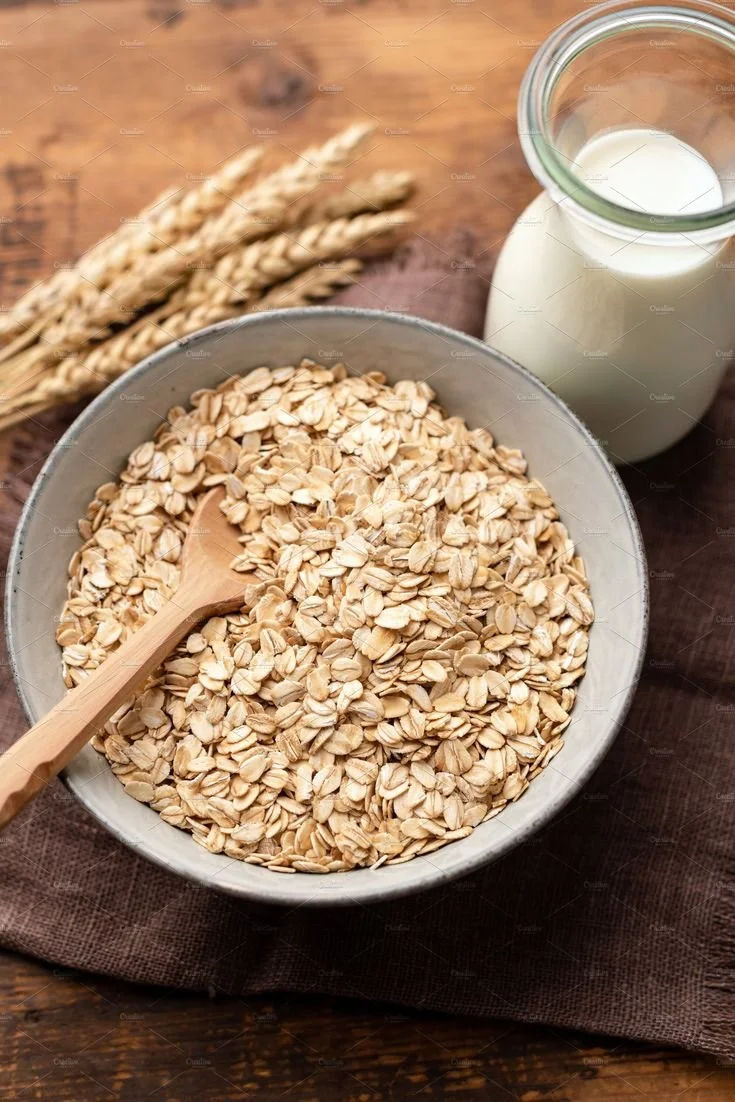 Gezond ontbijt met havermout, fruit en noten voor een energieke start van de dag.