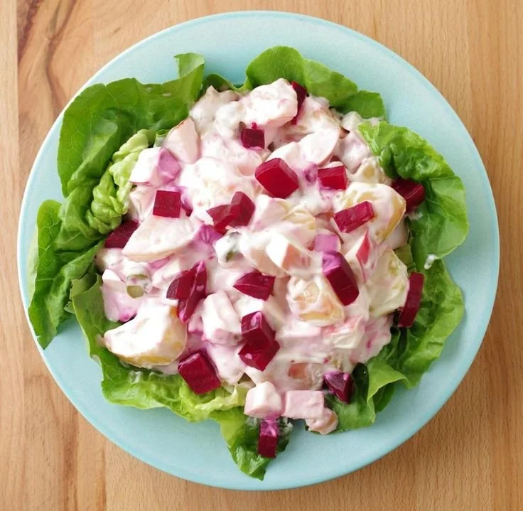 Hollandse Aardappel- en Bietensalade met vers gesneden groenten