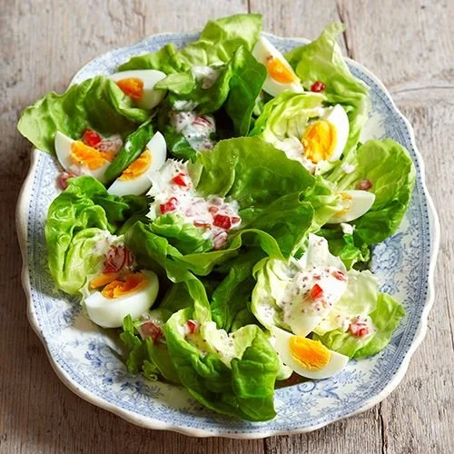 Hollandse sla met eitjes en tomaat in een kleurrijke salade.