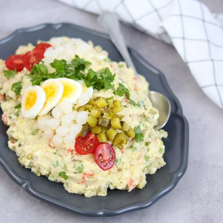 Heerlijke Huzarensalade met groenten en vlees, perfect voor elk feestmaal.