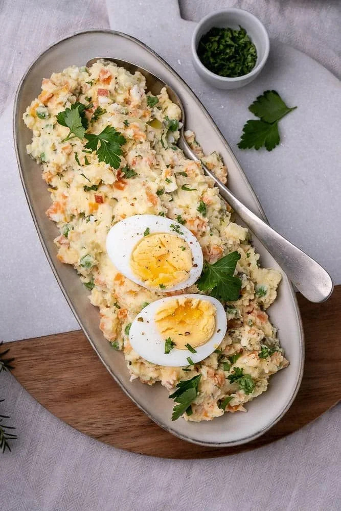 Huzarensalade met groenten en vlees in een mooie presentatie.