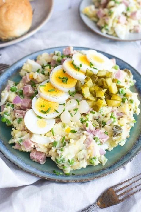 Heerlijke huzarensalade geserveerd in een kom, ideaal voor feesten.