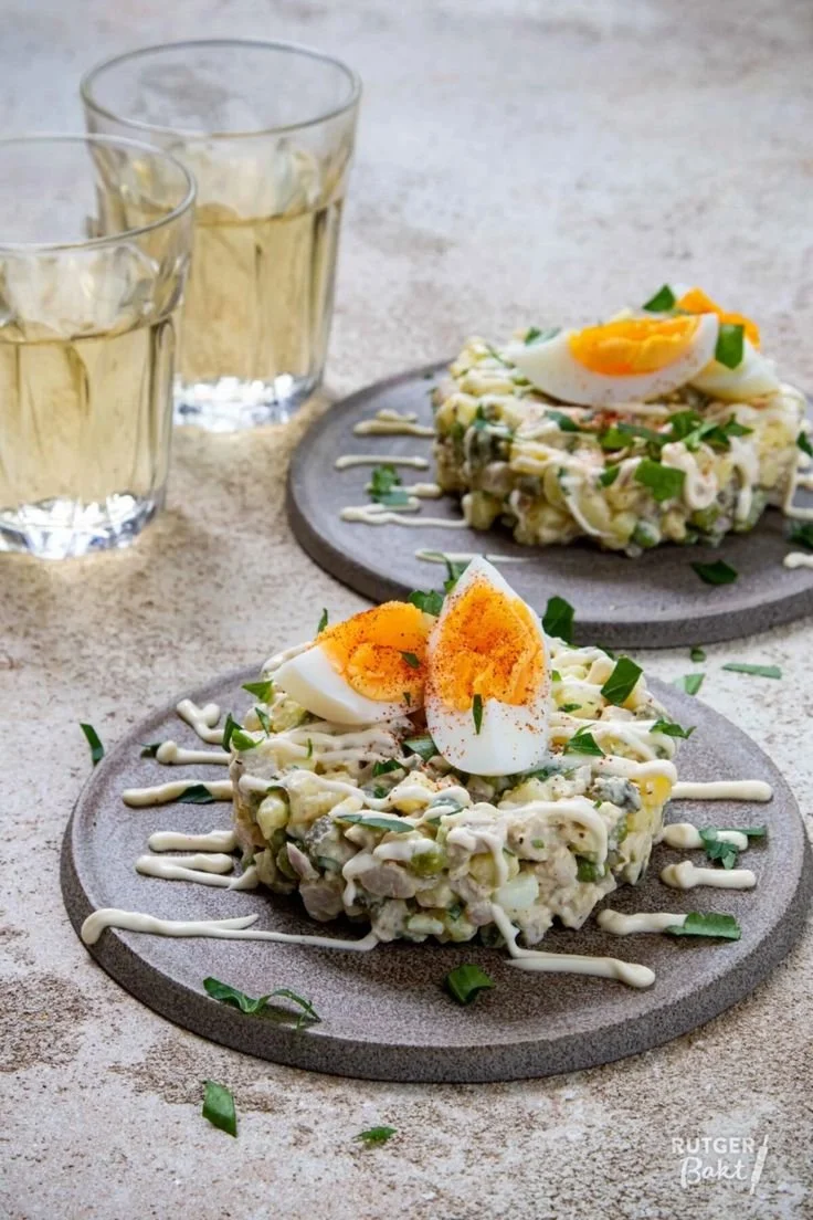 Heerlijke Huzarensalade met groenten en vlees, perfect als gerecht.