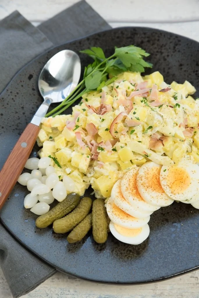 Huzarensalade met appel en ham, een smakelijk en kleurrijk gerecht.