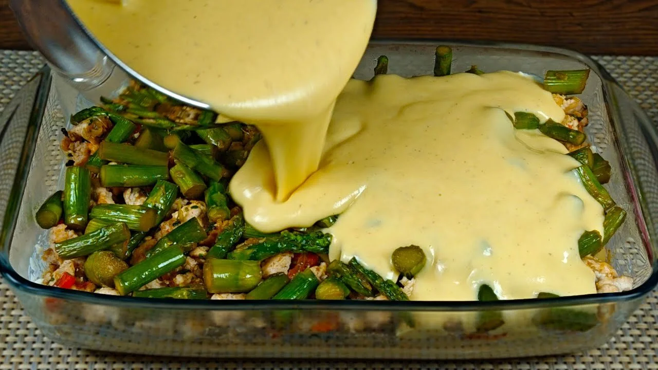 Heerlijke kaas en asperges ovenschotel klaar om geserveerd te worden