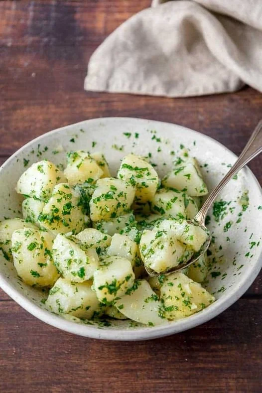 Klassieke peterselie aardappelen bereid met verse kruiden en specerijen.