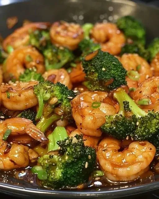 Pittige knoflookgarnalen met broccoli op een bord, Aziatische stijl.