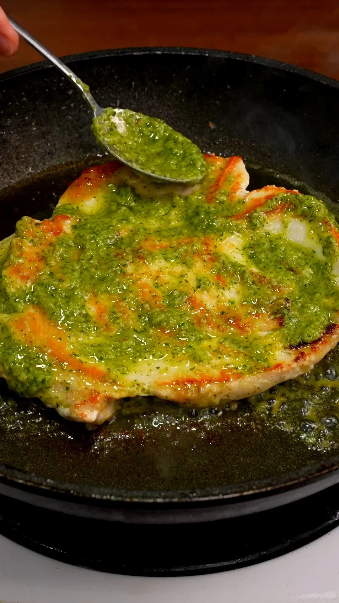 Knoflook en koriander saus in een kom, ideaal voor gerechten en dips.