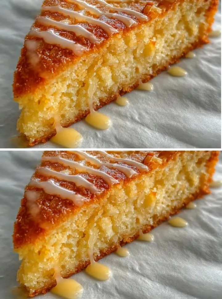 Kókuszos görög joghurt torta friss kókuszdióval és gyümölcsökkel díszítve.