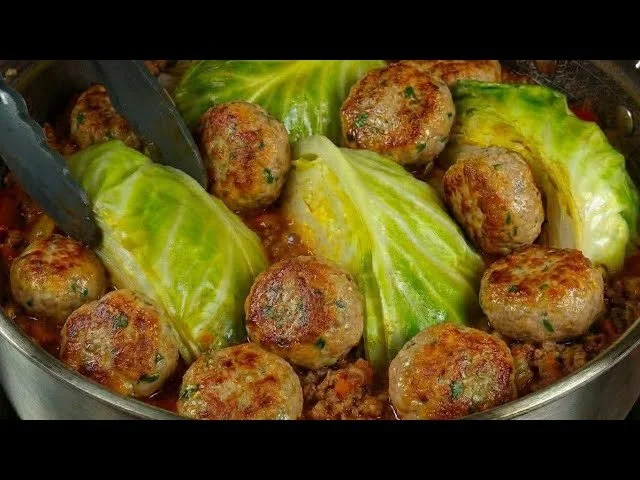 Heerlijke maaltijd van kool met gehakt, snel en voedzaam recept