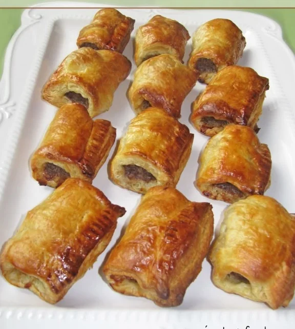 Een bord met krokante worstjes, typisch Nederlands gerecht