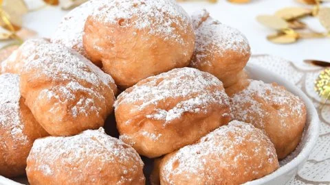 Traditionele oliebollen met poedersuiker, perfect voor feestdagen.
