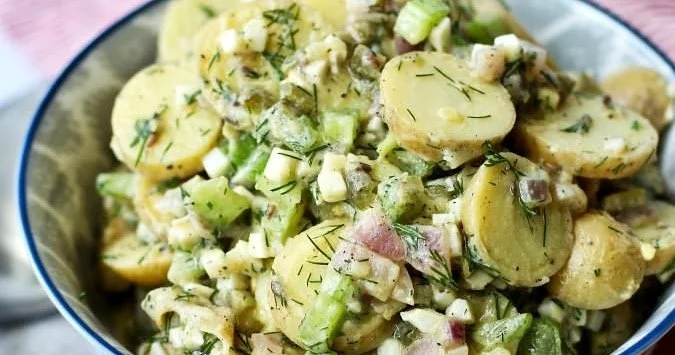 Oostenrijkse Aardappelsalade met verse ingrediënten en kruiden