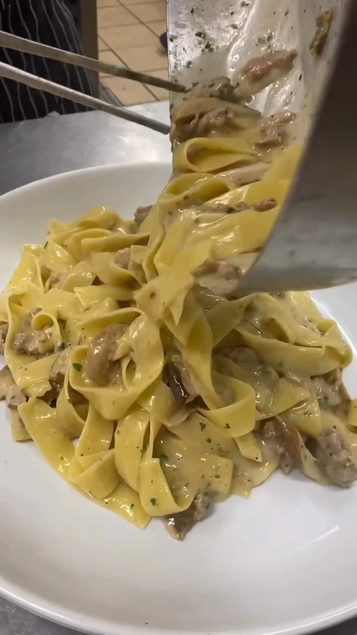 Heerlijke pappardelle met porcini-paddenstoelen geserveerd op een bord.