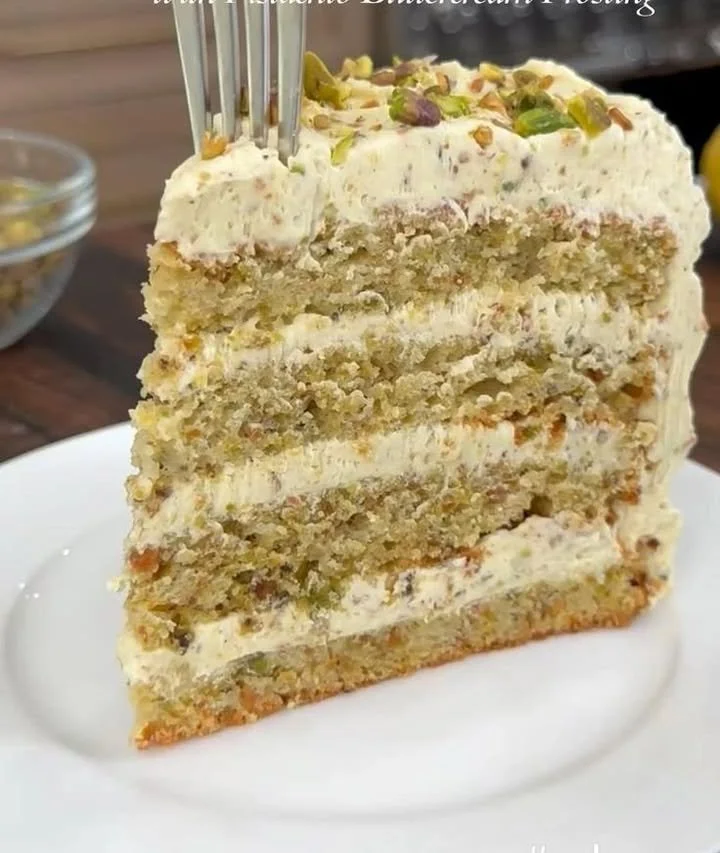 Finom pisztácia torta, dekoratív díszítéssel és gazdag ízekkel.