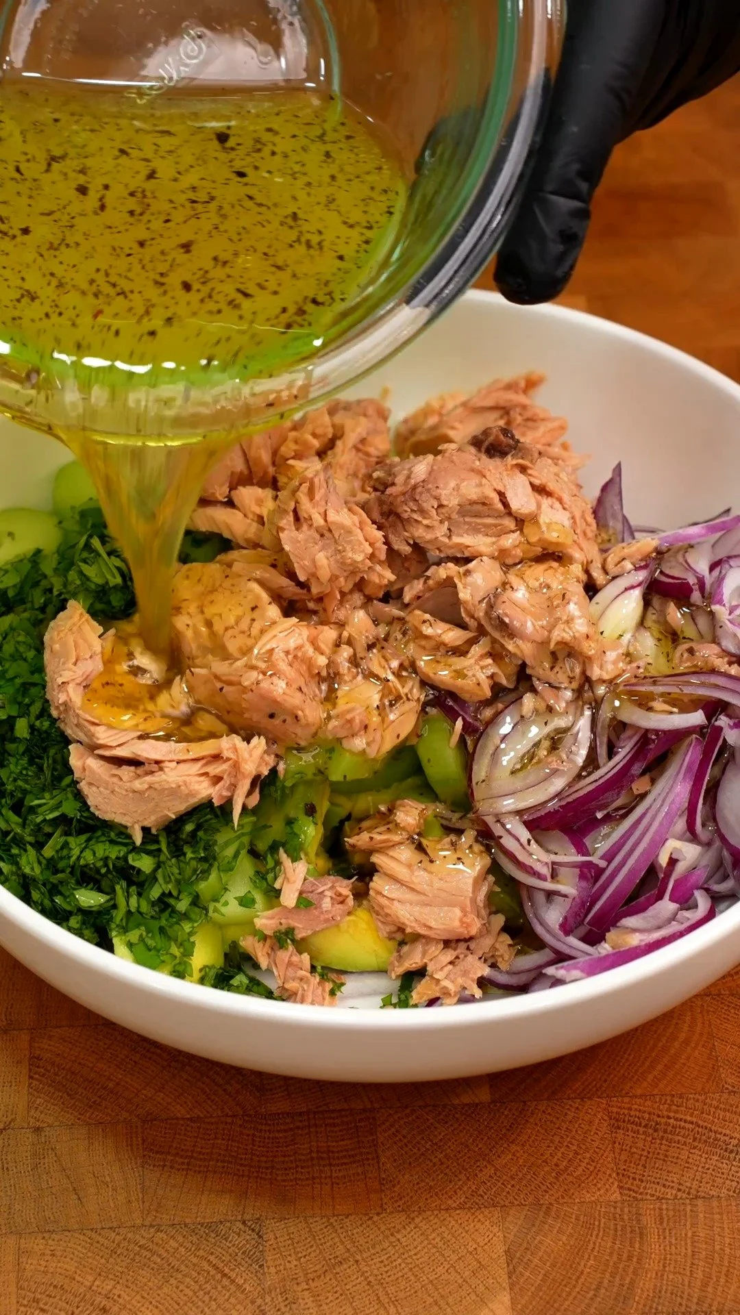 Heerlijke restaurantstijl salade met verse ingrediënten en unieke smaken