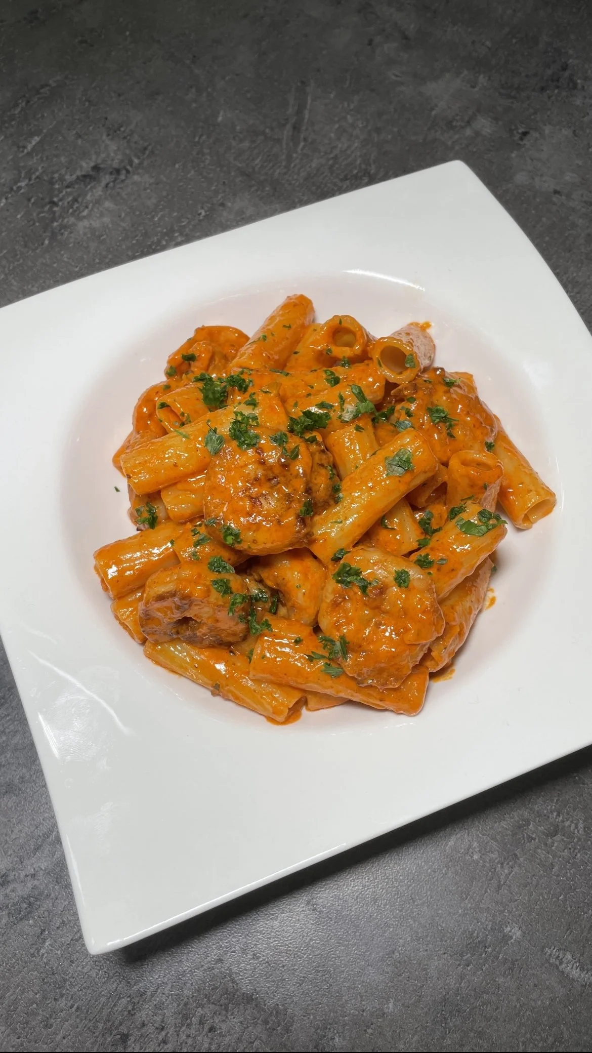 Romige garnalenpasta met verse ingrediënten en een rijke saus.
