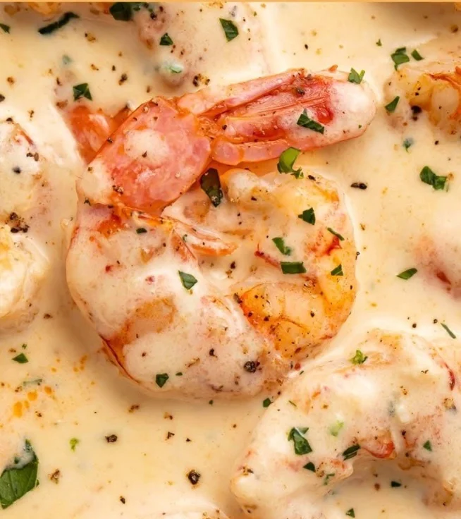 Romige knoflook garnalen, een smakelijk gerecht met garnalen en een romige knoflooksaus.