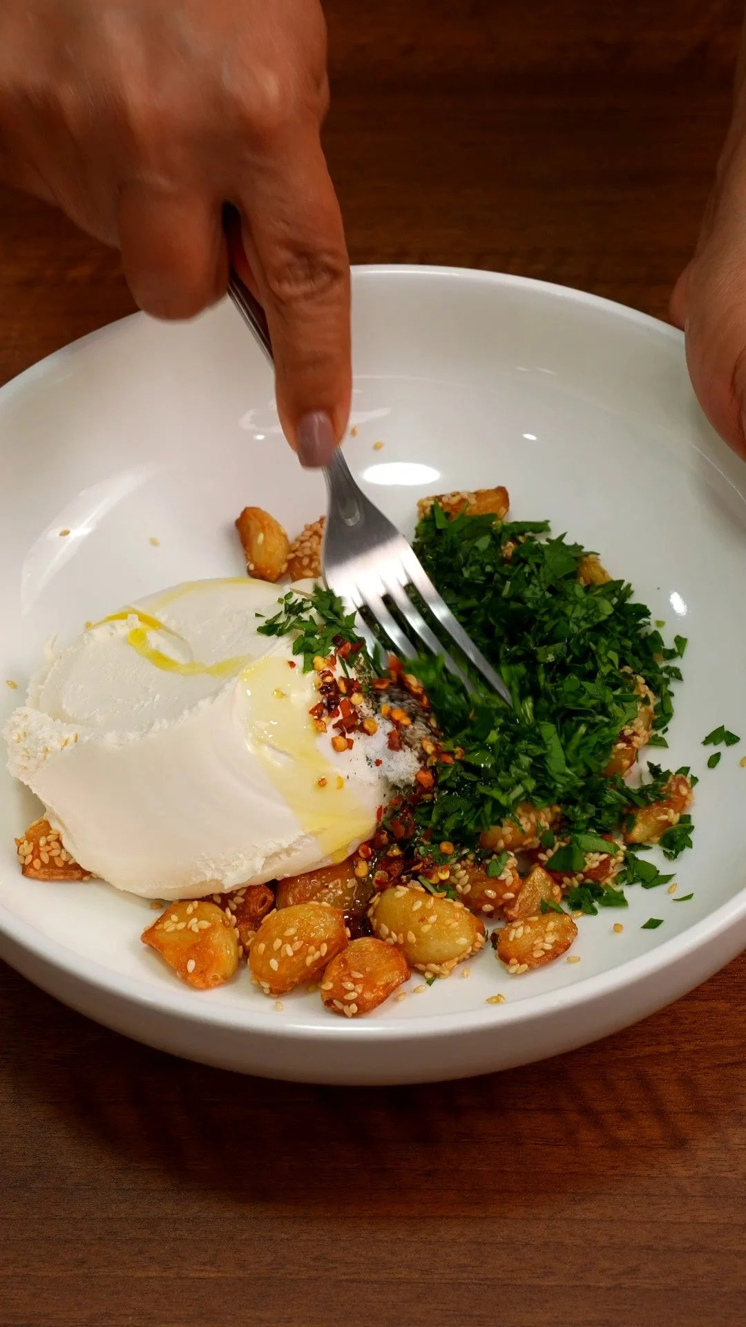 Romige knoflookdip met verse ingrediënten voor een smakelijke snack