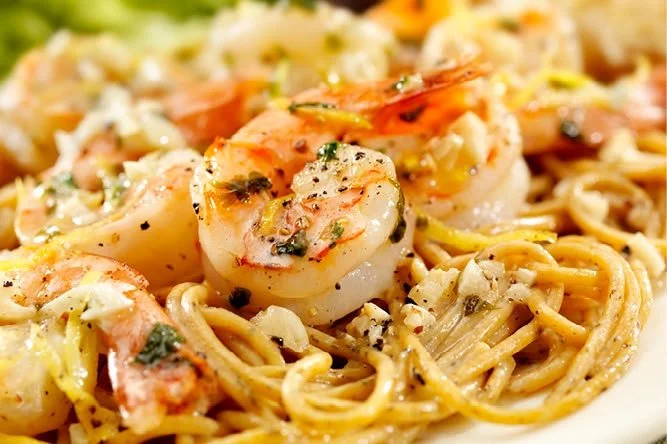 Romige knoflookgarnalen met spaghetti op een bord