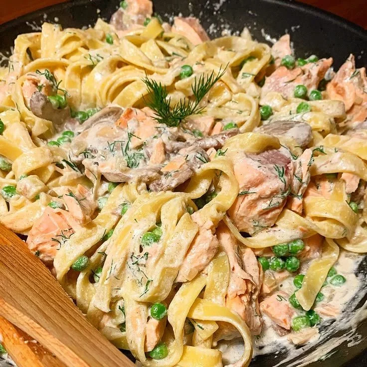 Romige zalm pasta met een rijke saus en verse ingrediënten