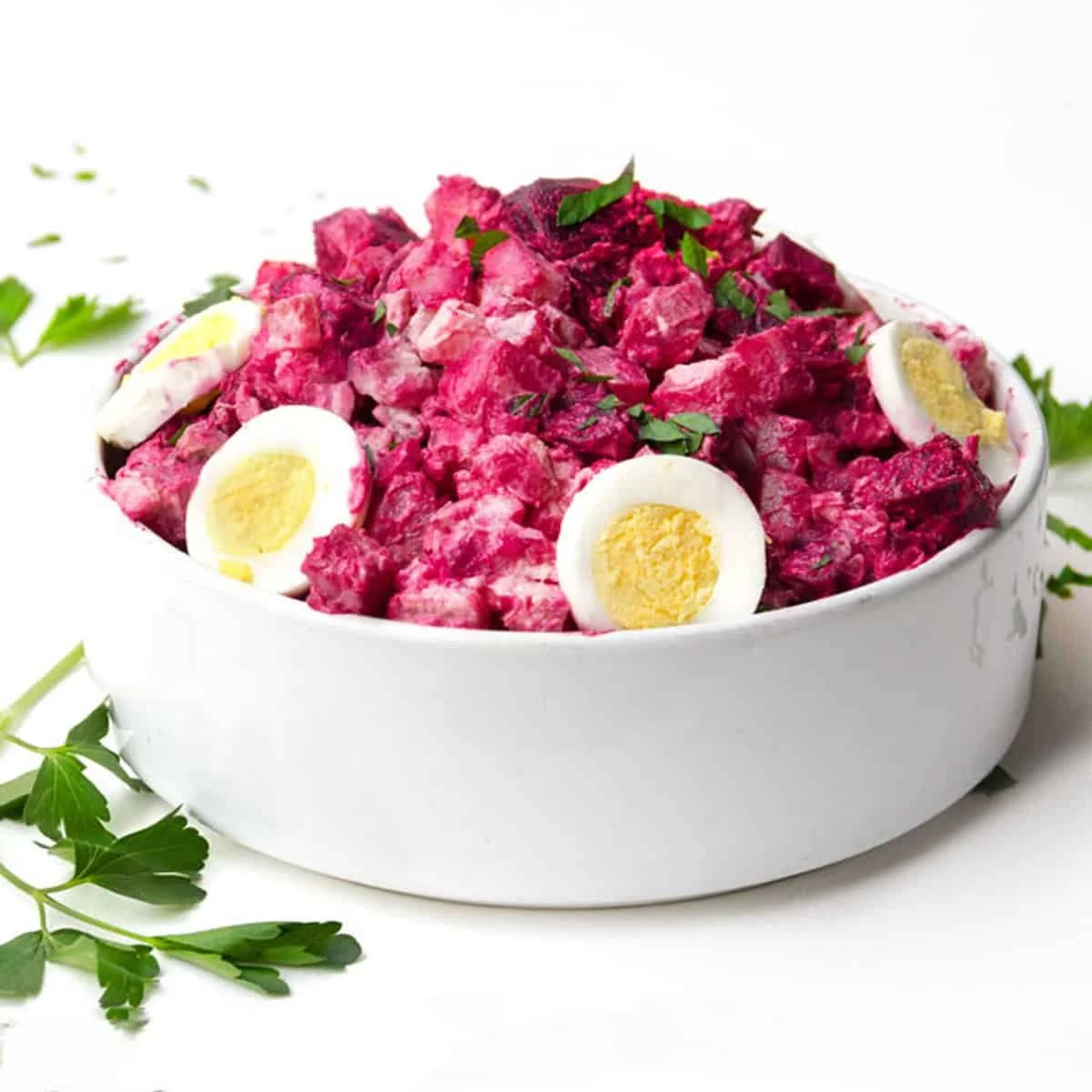 Estse Bieten- en Aardappelsalade, ook bekend als Rosolje, geserveerd in een kom