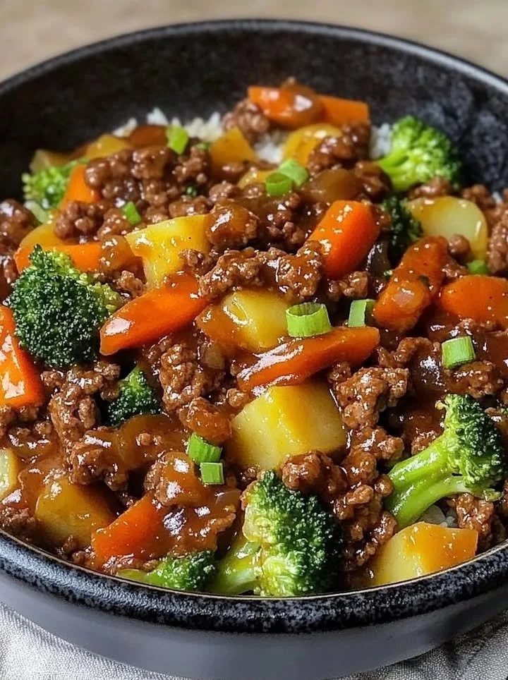 Rustieke Umami Glazuur Beef met tuin groente in een rijstkom