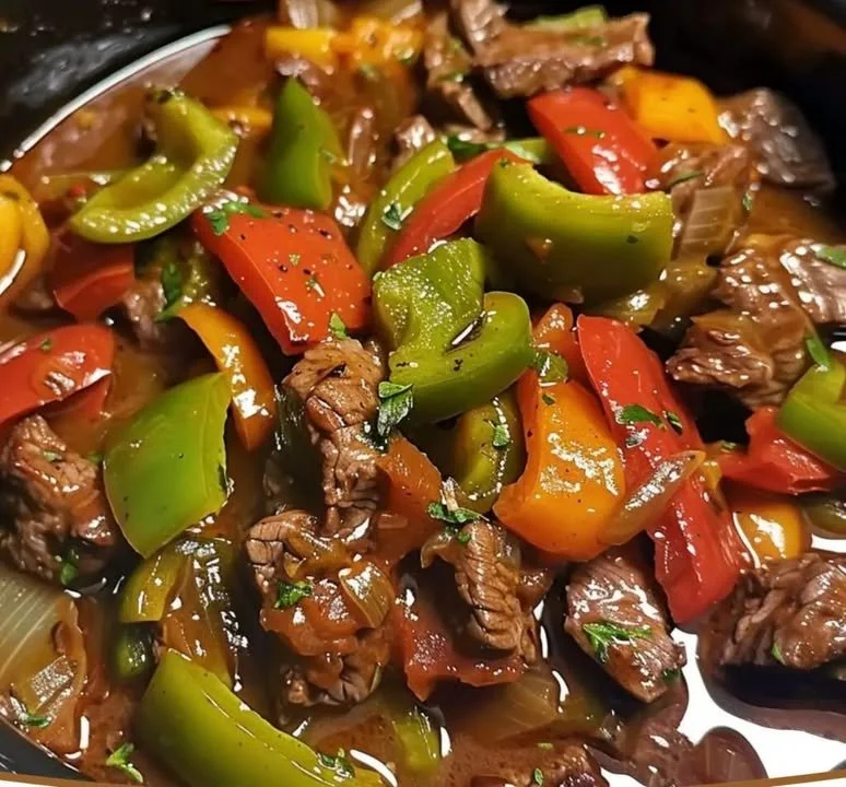 Sappige roergebakken pepersteak met groenten en specerijen
