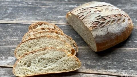 Vers gebakken semola instapbrood met een luchtige textuur