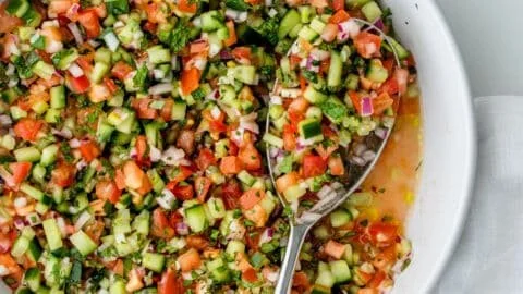 Verse Shirazi salade met tomaten, komkommer en uien in een kom.