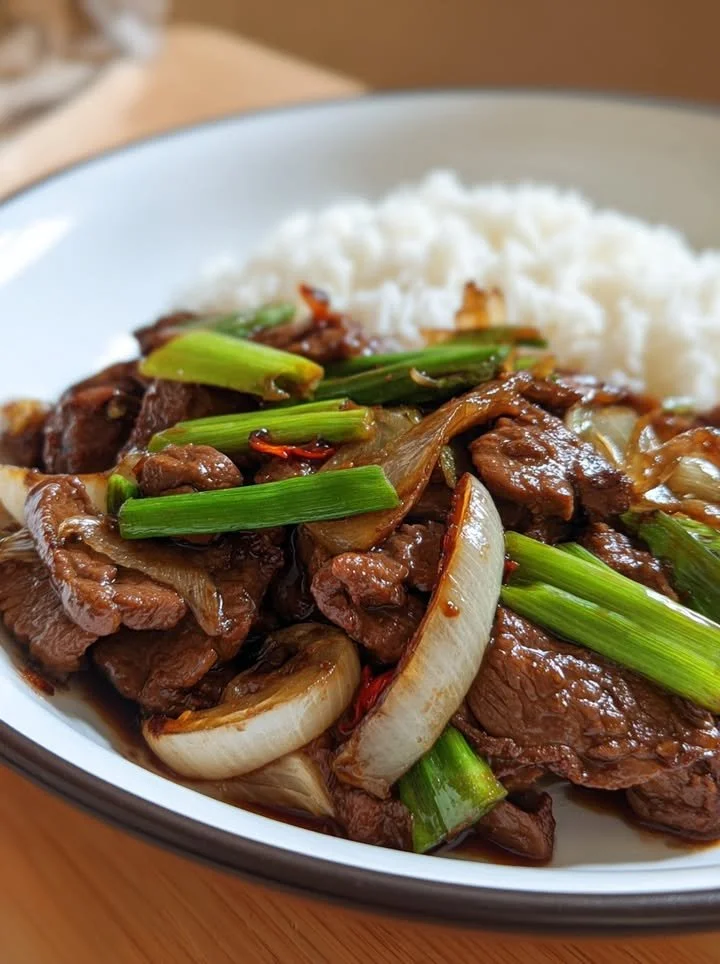 Sissende Kantonese Beef met zoete uien en knoflook-gember saus in een roerbakgerecht.