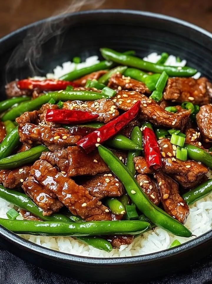 Sissende knoflook-gember rundvlees met knapperige lange bonen in umami saus