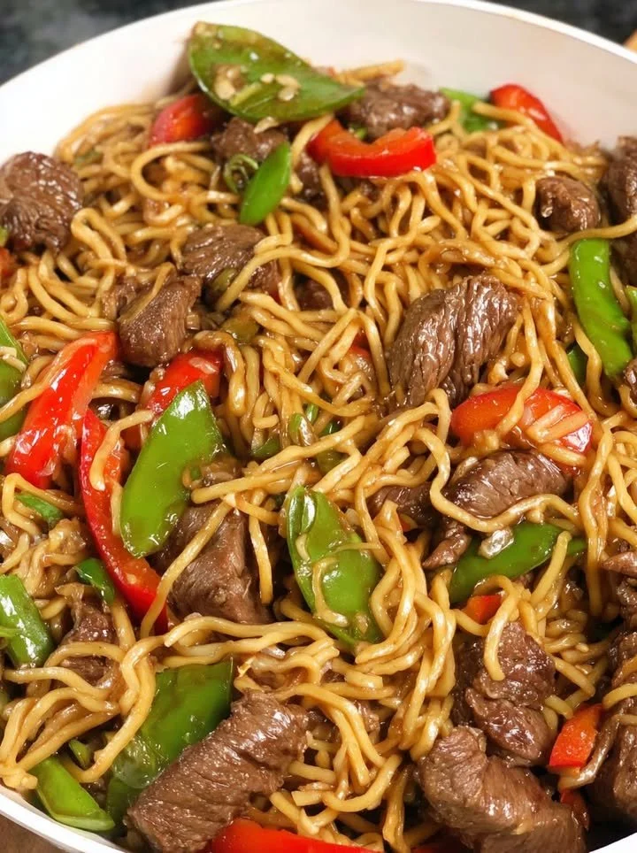 Sissende knoflook sojabeef met knapperige groenten in een pan