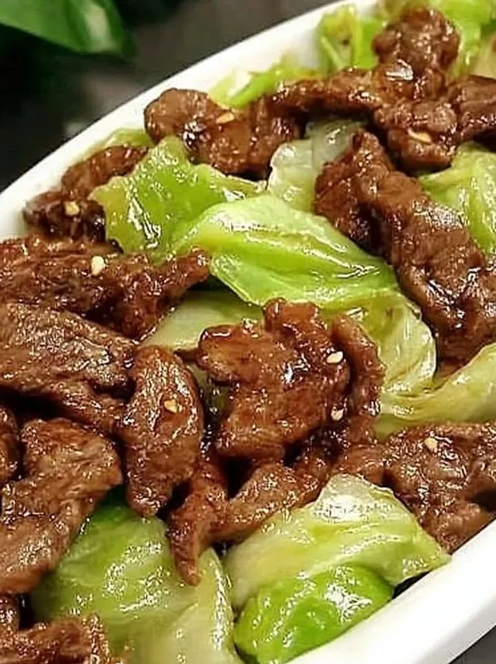 Sissende wok-goughte knoflookbiefstuk met gekarameliseerde kool en sojasaus