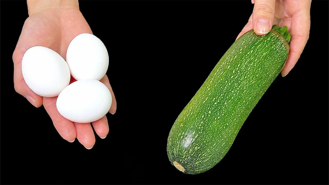 Gezond ontbijt van courgette met eieren op een bord