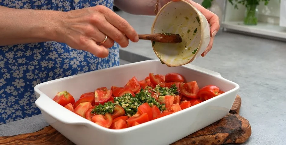 Heerlijke ovengebakken tomatensoep met verse ingrediënten en rijke smaak.