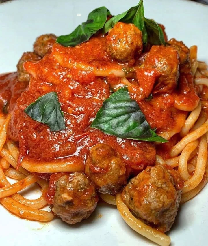 Spaghetti met gehaktballen volgens de Italiaanse traditie