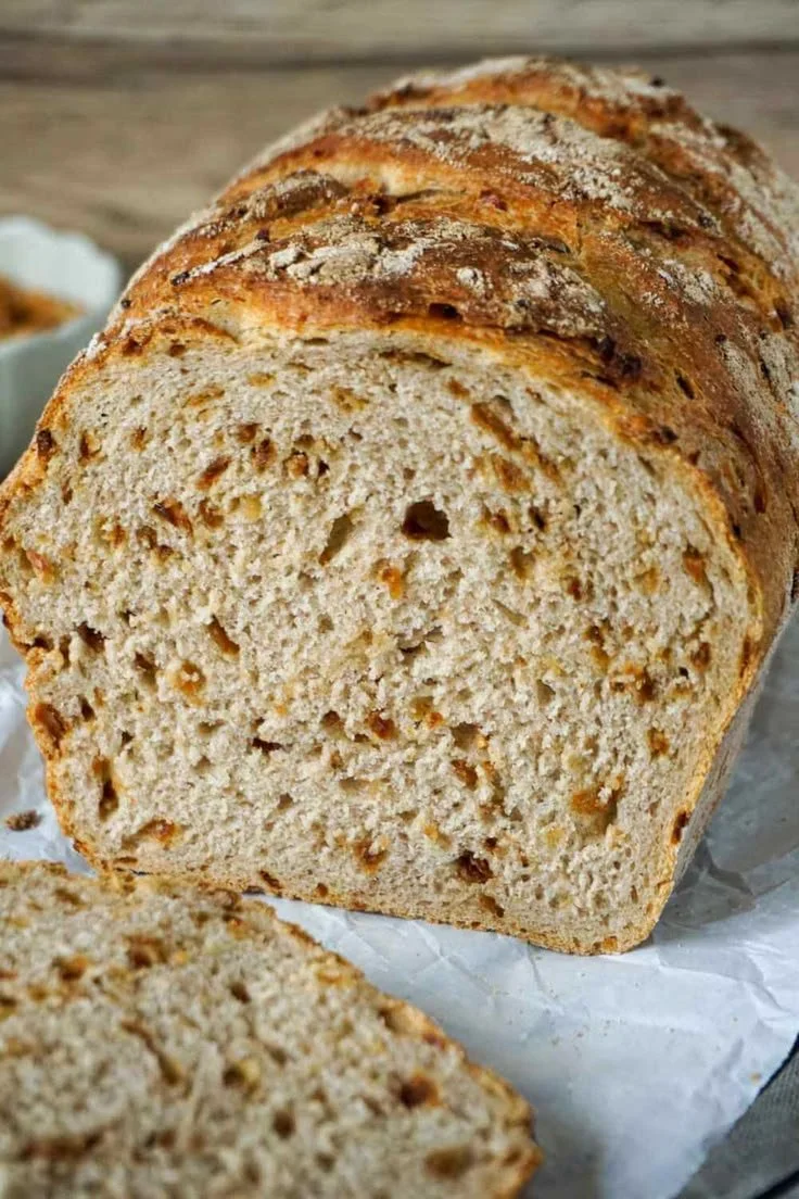 Vers gebakken uienbrood met een knapperige korst en aromatische uien.
