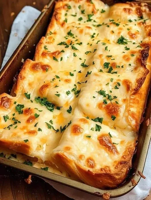 Ultiem kaas-knoflookbrood vers uit de oven met gesmolten kaas en knoflook.