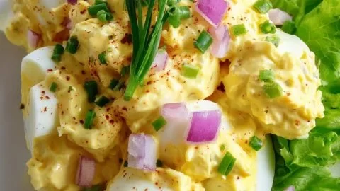 Heerlijke ultieme eiersalade in een groene kom