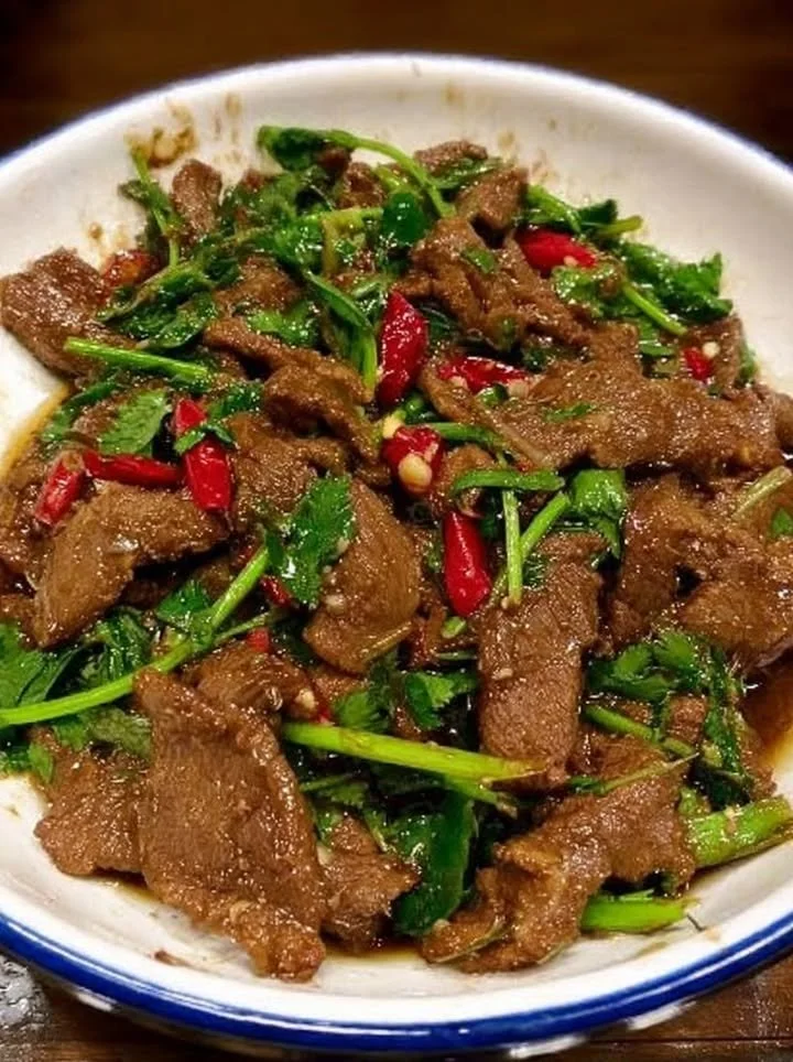 Vurig gerecht van Cantonese-Stijl Gebraiseerde Phoenix Klauwen met knoflook en chilies