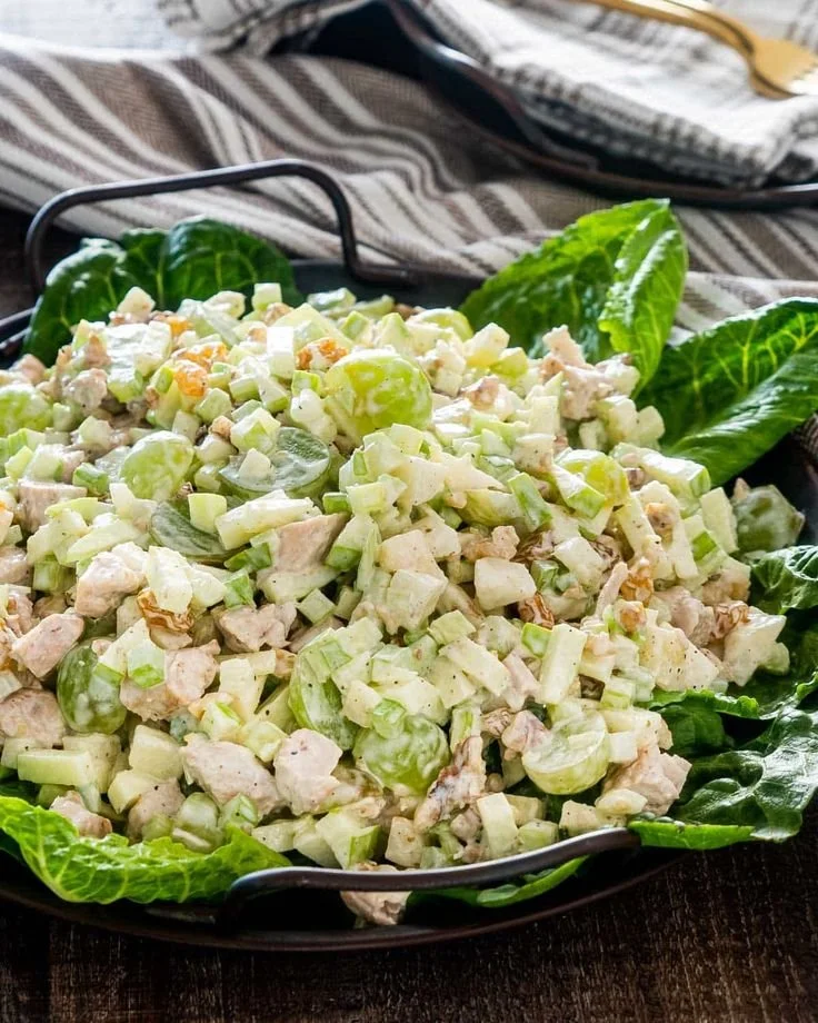 Waldorf Salade met appels, walnoten en selderij op een bord