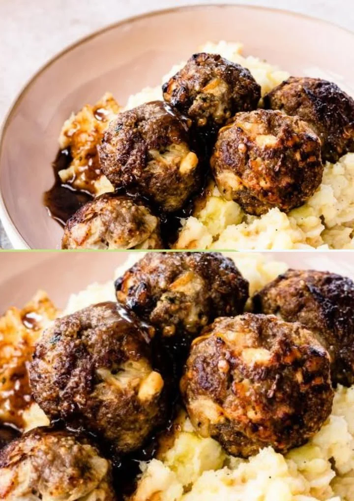 Appel-gehaktballetjes met romige stoemp op een bord, klaar om te serveren.